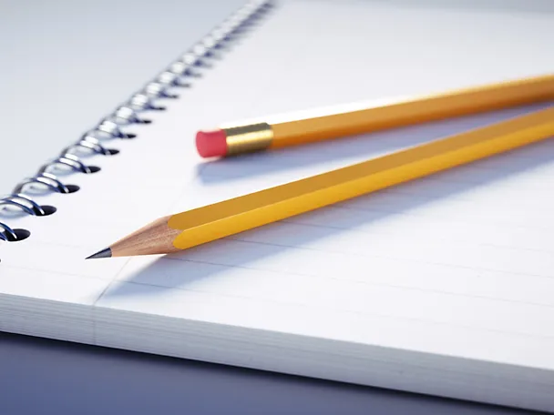Zwei Bleistifte auf einem Notizblock